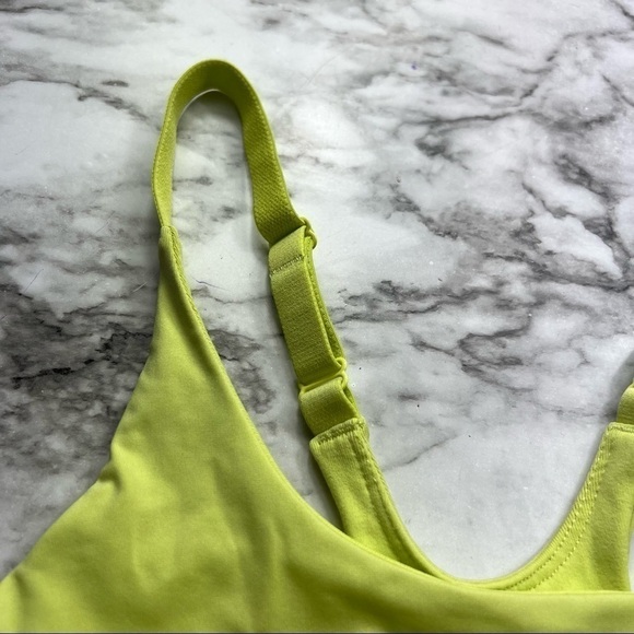 ❤️ Fabletics Lime Green Racerback Sports Bra - Picture 3 of 7